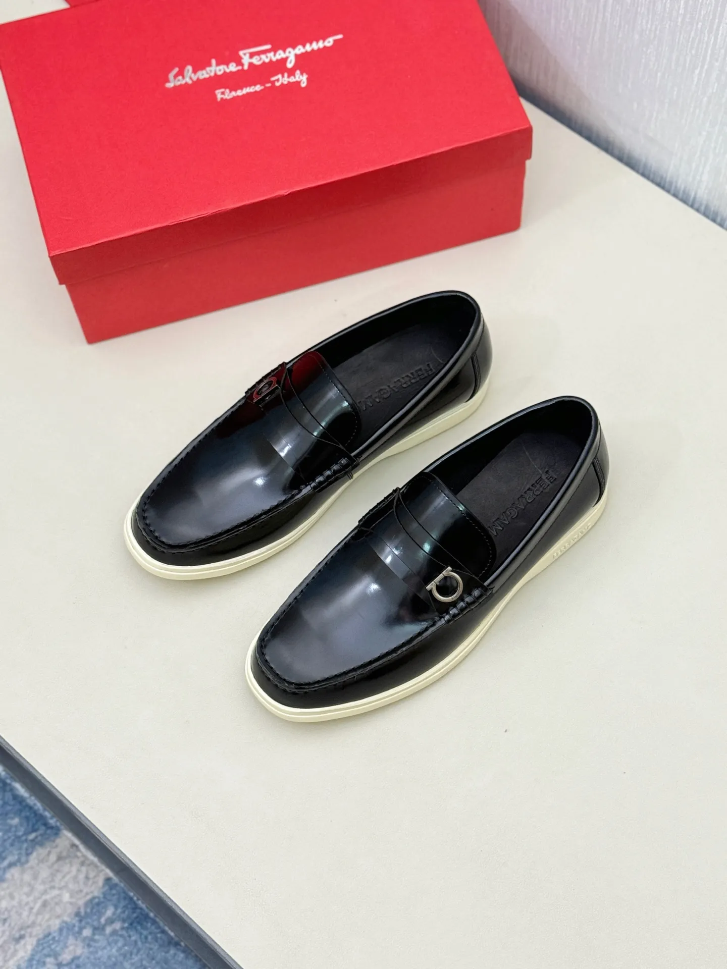 [Ferragamo] P: 580💰 Number of yards: 38~44 (45 orders are non-returnable) Ferragam's new men's driving shoes, the fabric is made of imported cowhide, with visible texture, heavy industrial stitching, dyed calfskin inside, standard logo cowhide feet, big-name experience, soft and comfortable on the feet, a men's favorite, special non-slip and wear-resistant rubber soles, easy to handle various occasions, with original box packaging!